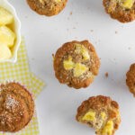 Ζουμερά muffins με ανανά και καρύδα
